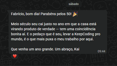 Captura de la conversación de WhatsApp: el mensaje de Kai felicitándome por los 50, recibido el sábado a las 9:44